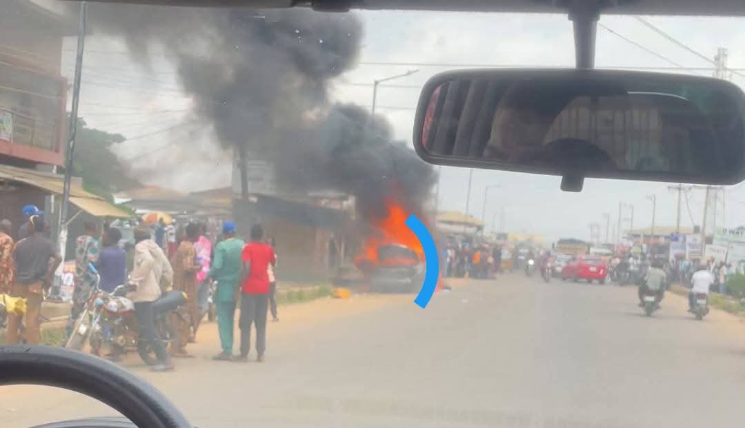 Police rescue US-based doctor after his car was burnt and he was almost lynched by mob who falsely accused him of kidnap (video)